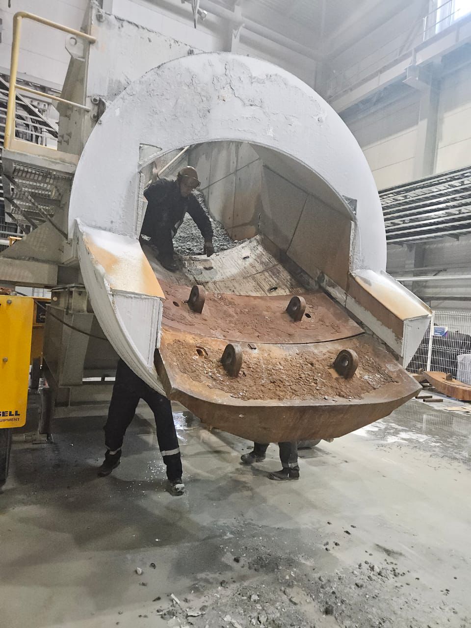 Замена футеровки загрузочной телеги мельницы